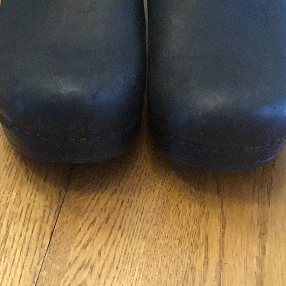 Woman’s Dansko black nubuck clogs. Size 39. Barely worn! Small scratch. - Picture 3 of 8